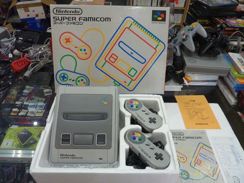 SUPER FAMICOM EN BOITE avec câbles
