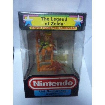 THE LEGEND OF ZELDA TROPHY FIGURE : LINK BOOMERANGS A GOHMA